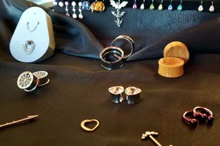 jewel-6-captive-hearts-piercing
